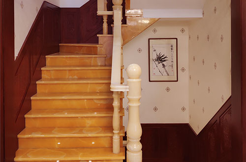 萨迦中式别墅室内汉白玉石楼梯的定制安装装饰效果